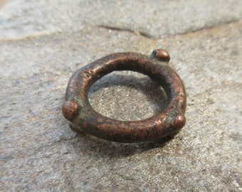Côté vintage : Une bague amulette en cuivre Vikings ou pendentif antique à pointes ..
