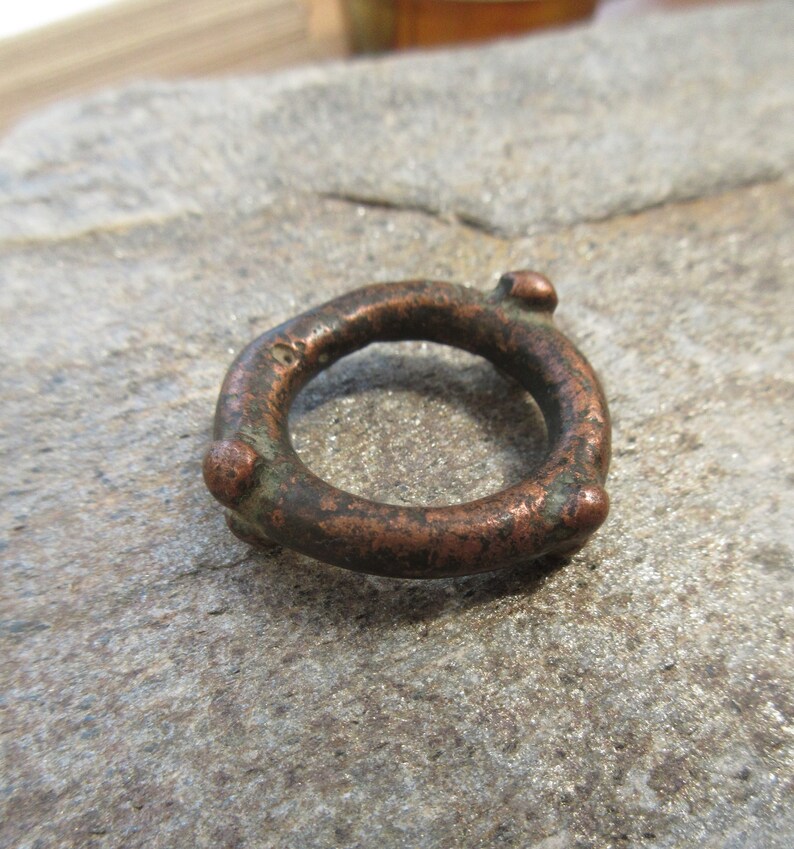 Côté vintage : Une bague amulette en cuivre Vikings ou pendentif antique à pointes .. image 1