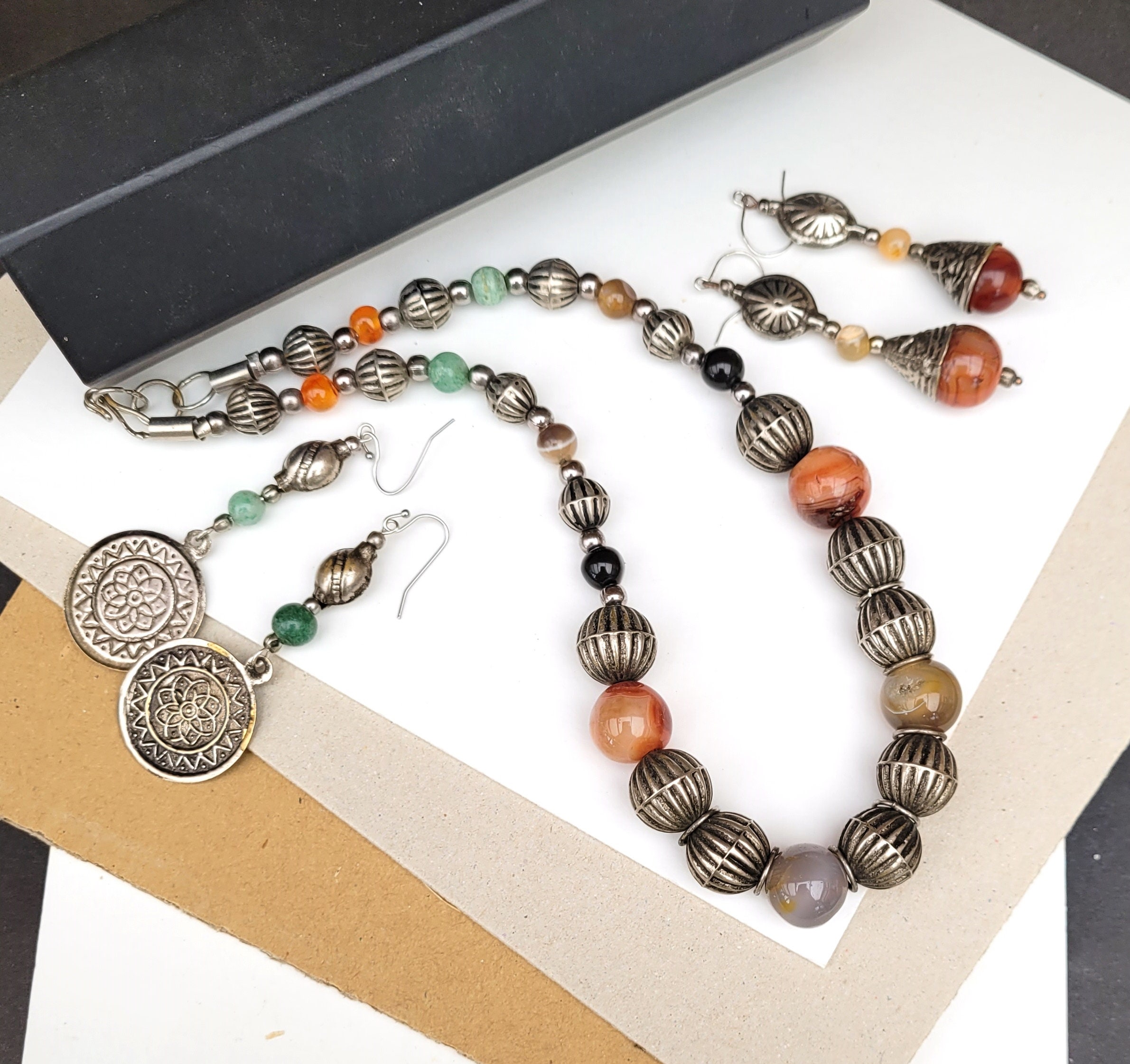 Collier Berbère Ancien En Argent Poinçonné Et Agate - 46-50 Cm - Style Oriental - Occasion En Bon état