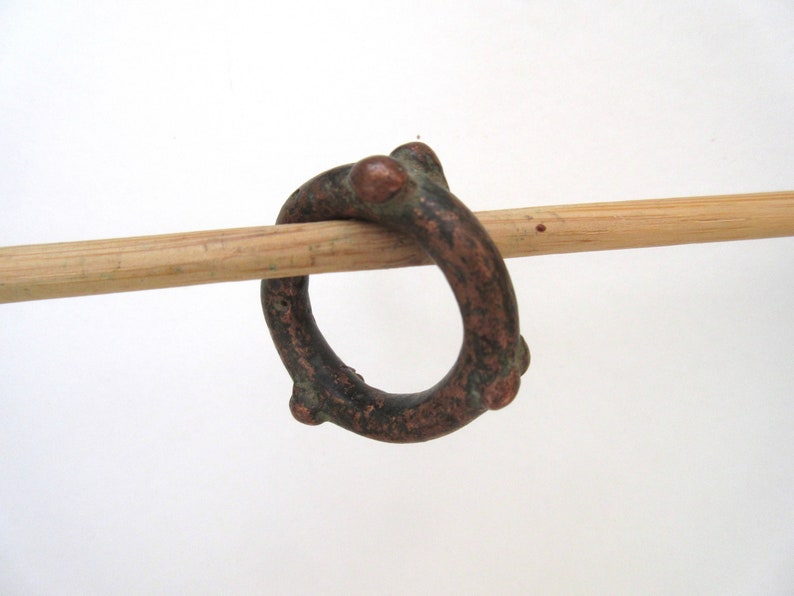 Côté vintage : Une bague amulette en cuivre Vikings ou pendentif antique à pointes .. image 2
