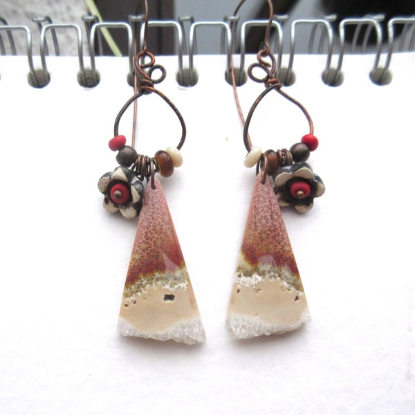 Des boucles d'oreille de style créoles avec de splendides cabochons de corail fossilisé druzy d'Indonésie : "Essences De La Nature"