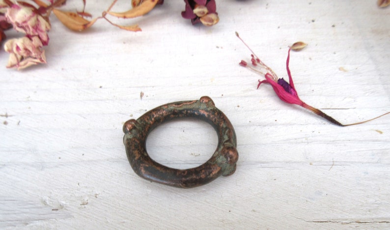 Côté vintage : Une bague amulette en cuivre Vikings ou pendentif antique à pointes .. image 7