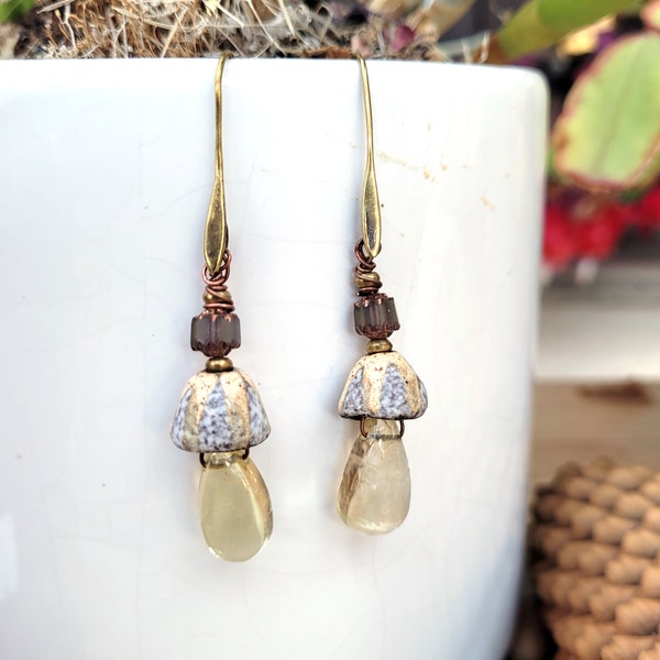 Boucles d'oreille romantiques , cadeau pour elle, avec briolettes citrine et clochettes en céramique  !!!! :  "Charme Délicat"