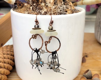 Des boucles d'oreille rustiques et primitives avec perles labradorite facettée et soie noire .... : "Contours De L'Aube"