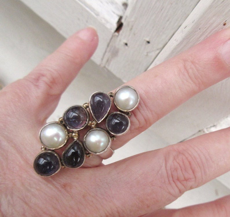 Stones of softness iolite and fine pearls for this contemporary 925 silver adjustable ring ....