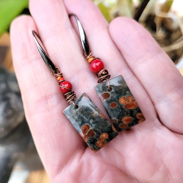 Des boucles d'oreille minimalistes, énigmatiques avec cabochons en jaspe coquelicots d'Indonésie : "Palpitations De Tendresse" ...