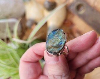 Un anillo de plata 925 con un espléndido cabujón de piedra labradorita en bruto, talla 59: regalo de prometida...