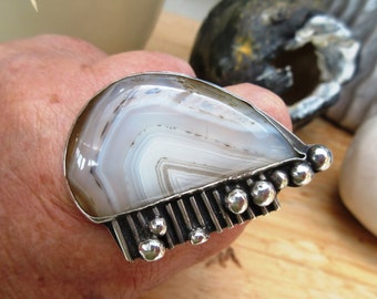 A 925 solid silver ring with a Botswana agate cabochon for the vintage side