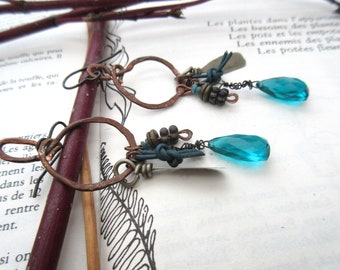 Des boucles d'oreille shabby chics et citadines avec quartz bleu et breloques tribales !!!!! : "Eclats Préservés"