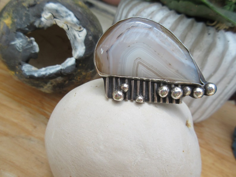A 925 solid silver ring with a Botswana agate cabochon for the vintage side