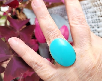 Côté vintage : une bague imposante en argent massif 925 avec un superbe cabochon turquoise....