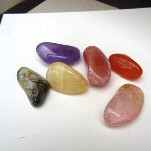 Kit de 6 piedras rodadas grandes: amatista, cuarzo rosa, cornalina, ópalo musgo, rodocrosita y piedra luna imagen 1