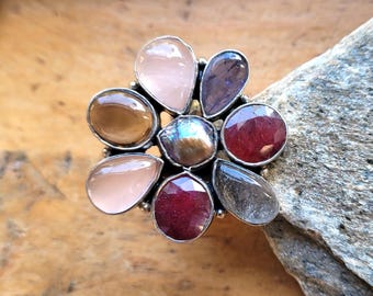 Un anello regolabile in argento sterling 925 con superbi cabochon di rubino, quarzo rutilato, quarzo rosa, perla barocca...