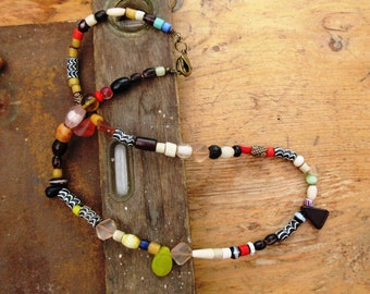 Un collier cadeau unisexe, hétéroclyte et coloré du peuple des Peuls du Mali .... : "Les Grands Chemins"