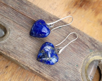 Zen and tribal earrings with these superb lapis lazuli heart beads: “Antique Vibrations”