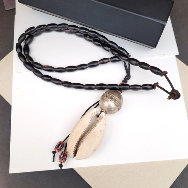 Un collier unisexe de style  berbère avec perles anciennes corne noire, perle argent, gros cauris très ancien  !!!!! : "Légende Des Brumes"