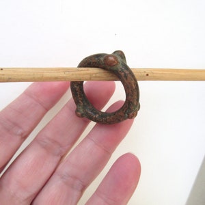 Côté vintage : Une bague amulette en cuivre Vikings ou pendentif antique à pointes .. image 3