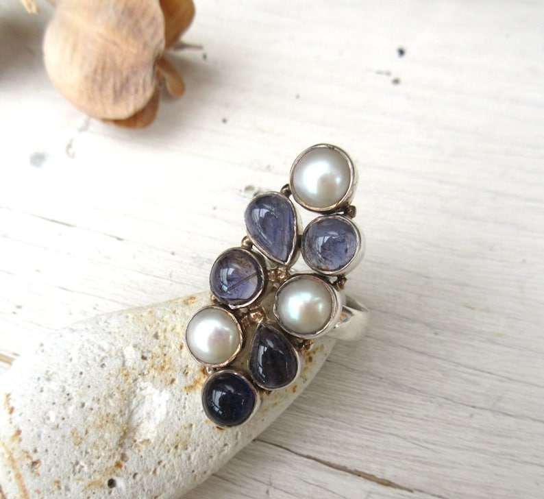 Stones of softness iolite and fine pearls for this contemporary 925 silver adjustable ring ....