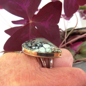 Une exceptionnelle et incroyable bague en argent 925 et or , avec un rare cabochon turquoise mine candelaria ... image 2