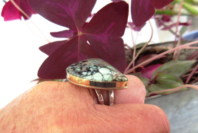 Une exceptionnelle et incroyable bague en argent 925 et or , avec un rare cabochon turquoise mine candelaria ... image 2