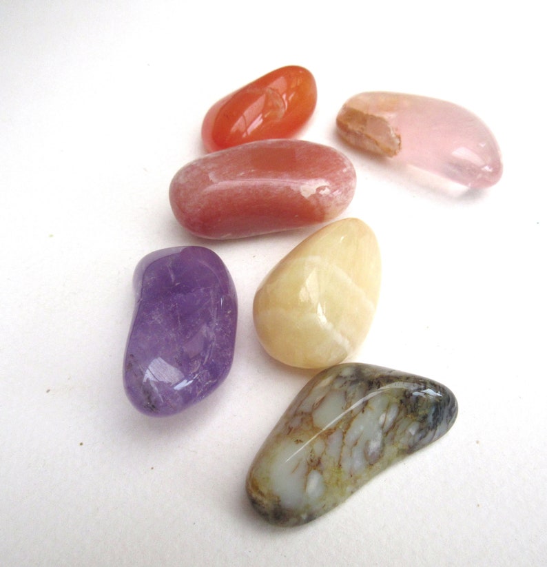 Kit de 6 piedras rodadas grandes: amatista, cuarzo rosa, cornalina, ópalo musgo, rodocrosita y piedra luna imagen 2