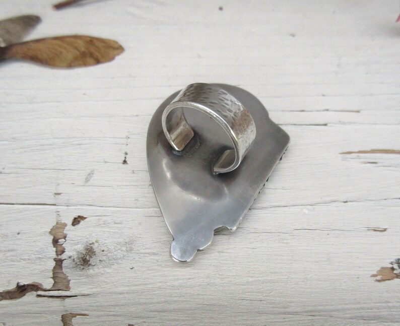 A 925 solid silver ring with a Botswana agate cabochon for the vintage side