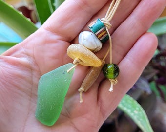 A pendant, jewel bag, small beach grigris :  it's up to you to choose ....