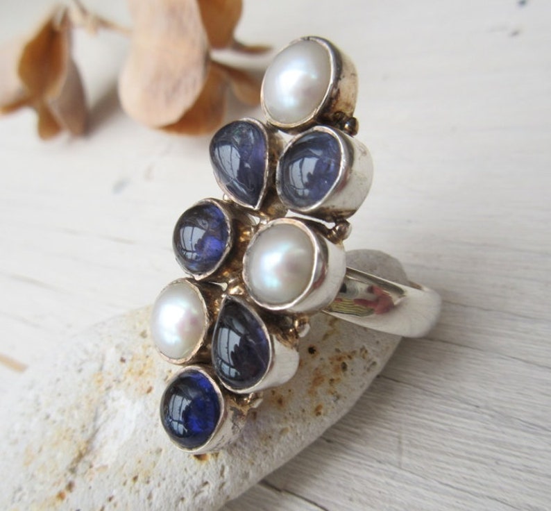 Stones of softness iolite and fine pearls for this contemporary 925 silver adjustable ring ....