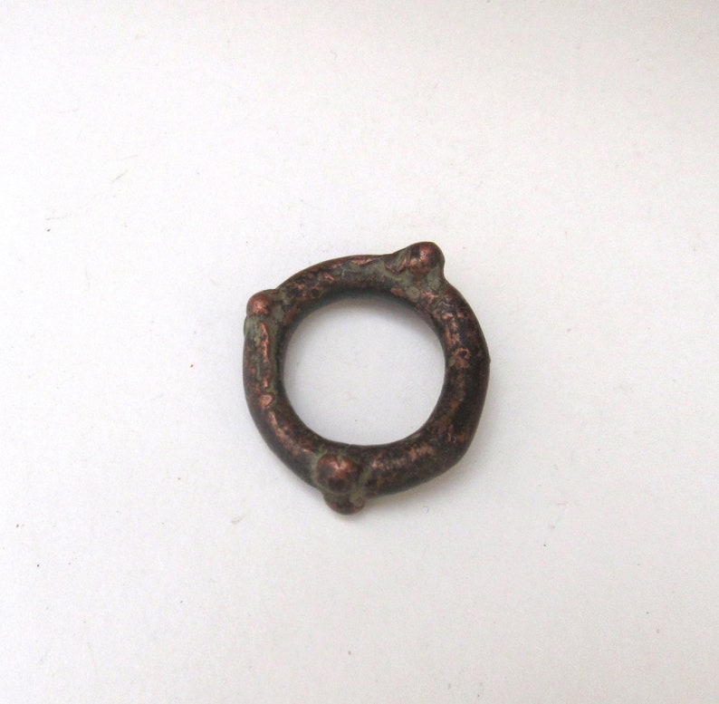 Côté vintage : Une bague amulette en cuivre Vikings ou pendentif antique à pointes .. image 5