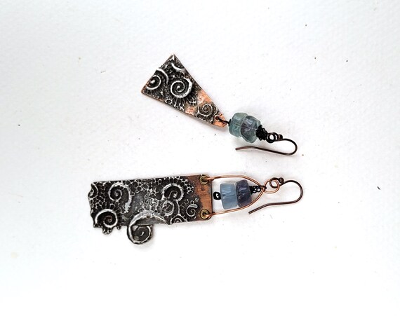Boucles d'oreille asymétriques, nomades avec perles fluorite et breloques étain style Incas : " Complainte du Printemps"