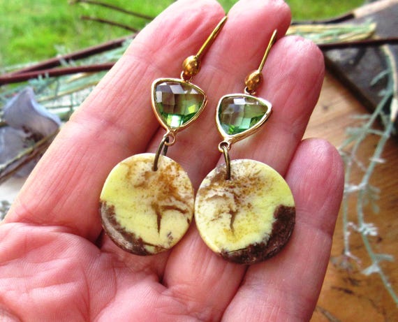 Des boucles d'oreille romantiques, chics, citadines ... avec cabochon en Maligano vert !!! : "Romance d'Artiste"