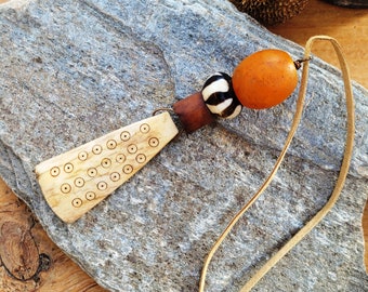 Un collier grigris porte bonheur unisexe ethnique tribal avec des perles anciennes d'Afrique .. : "Les Mystères De l'Art"