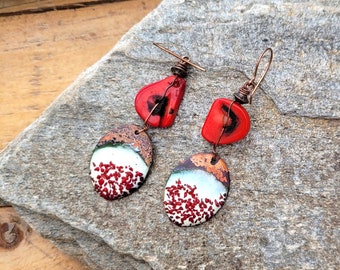 Ethnic and minimalist earrings with artisan enamel and slice of coral: "Red Movements"