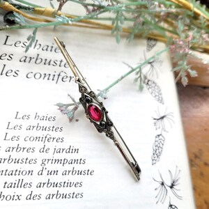 Op de afbeelding: Een set van drie keramische mokken met een gespikkelde, matte afwerking. De mokken zijn in crème, lichtgrijs en donkergrijs. Elke mok heeft een eenvoudig, minimalistisch ontwerp.