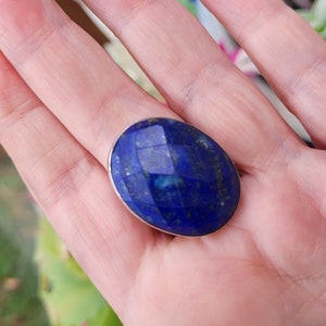 A 925 sterling silver adjustable ring with a beautiful cabochon of faceted lapis lazuli ....