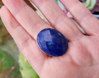 A 925 sterling silver adjustable ring with a beautiful cabochon of faceted lapis lazuli ....