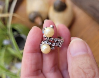 Lato vintage: un bellissimo anello in argento massiccio 925 con due perle fini e strass misura 59....