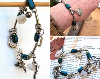 A nice price for this chic bracelet with ethnic glass beads with African lines and charms.