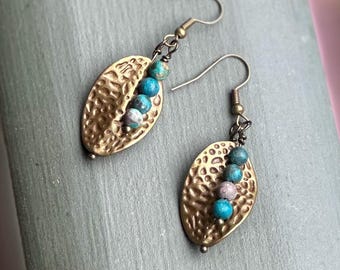 Pendientes de turquesa africana / Pendientes bohemios de bronce martillado / Pendientes colgantes rústicos de piedras preciosas / Joyería artesanal ligera