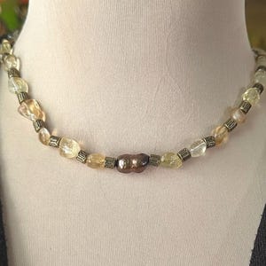 Gargantilla de pepitas de citrino con perla barroca / Collar minimalista con piedras preciosas