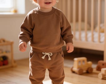 Babyset med rund halsringning och joggingbyxor i ekologisk bomull