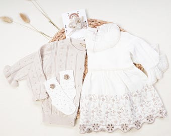 Musselin Baby Kleid Set: Blümchenstickerei, Strickjacke & Strumpfhose