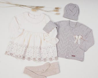 Musselin Baby Kleid Set: Blümchenstickerei, Strickjacke & Strumpfhose