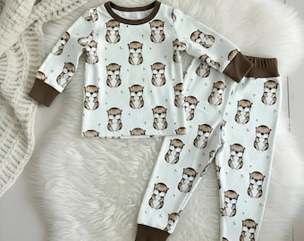 Pijama infantil de bambu orgânico com pés (2 peças): macio e respirável com estampa de lontra.