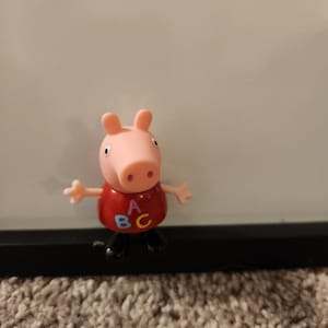 Peppa Pig Jazwares Action Figure Peppa Pig Red ABC Shirt