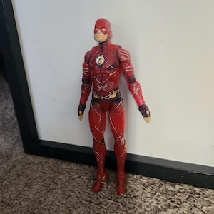 Puede incluir: Un letrero de madera rústica con el texto "Welcome to our home" en letras blancas. El letrero presenta un acabado envejecido y un diseño simple y acogedor, perfecto para la decoración de la entrada.