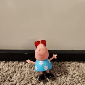 Peppa Pig PEPPA PIG RED Dress heart sunglasses Jazwares 2.75&quot; Action Figure