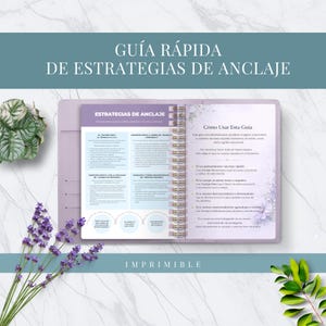 May include: A lavender-colored open notebook with spiral binding, featuring the text "GUÍA RÁPIDA DE ESTRATEGIAS DE ANCLAJE" and "ESTRATEGIAS DE ANCLAJE". The notebook is open to pages with text and diagrams. Lavender sprigs and greenery frame the notebook.