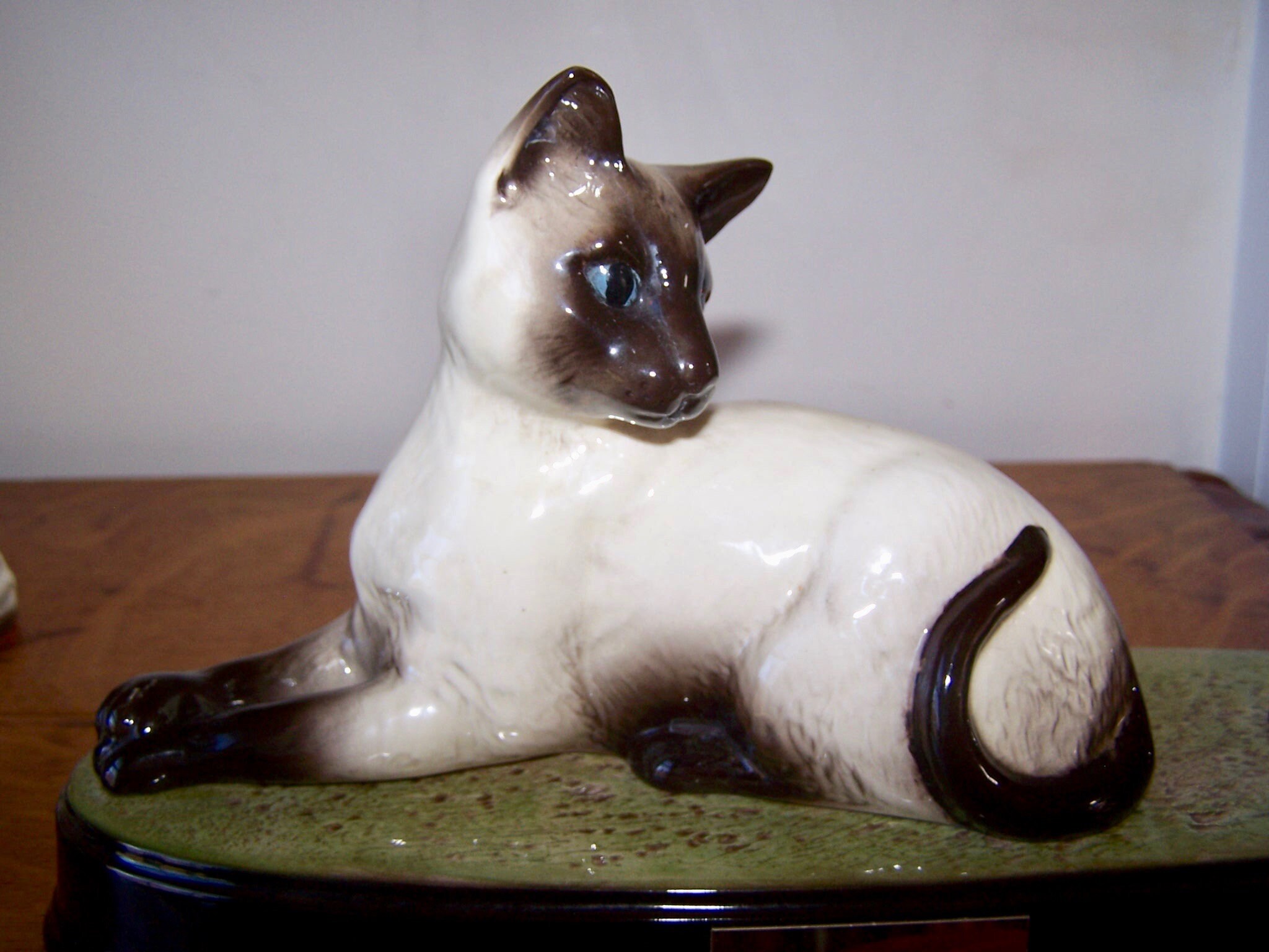 Beswick Cat Figurine, Siamese Cat Mouse, Watch It Figurine