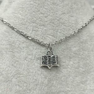 Collar con colgante de libro abierto: cadena de cable hipoalergénica de acero inoxidable que no se deslustra, dije literario de libro plateado unisex